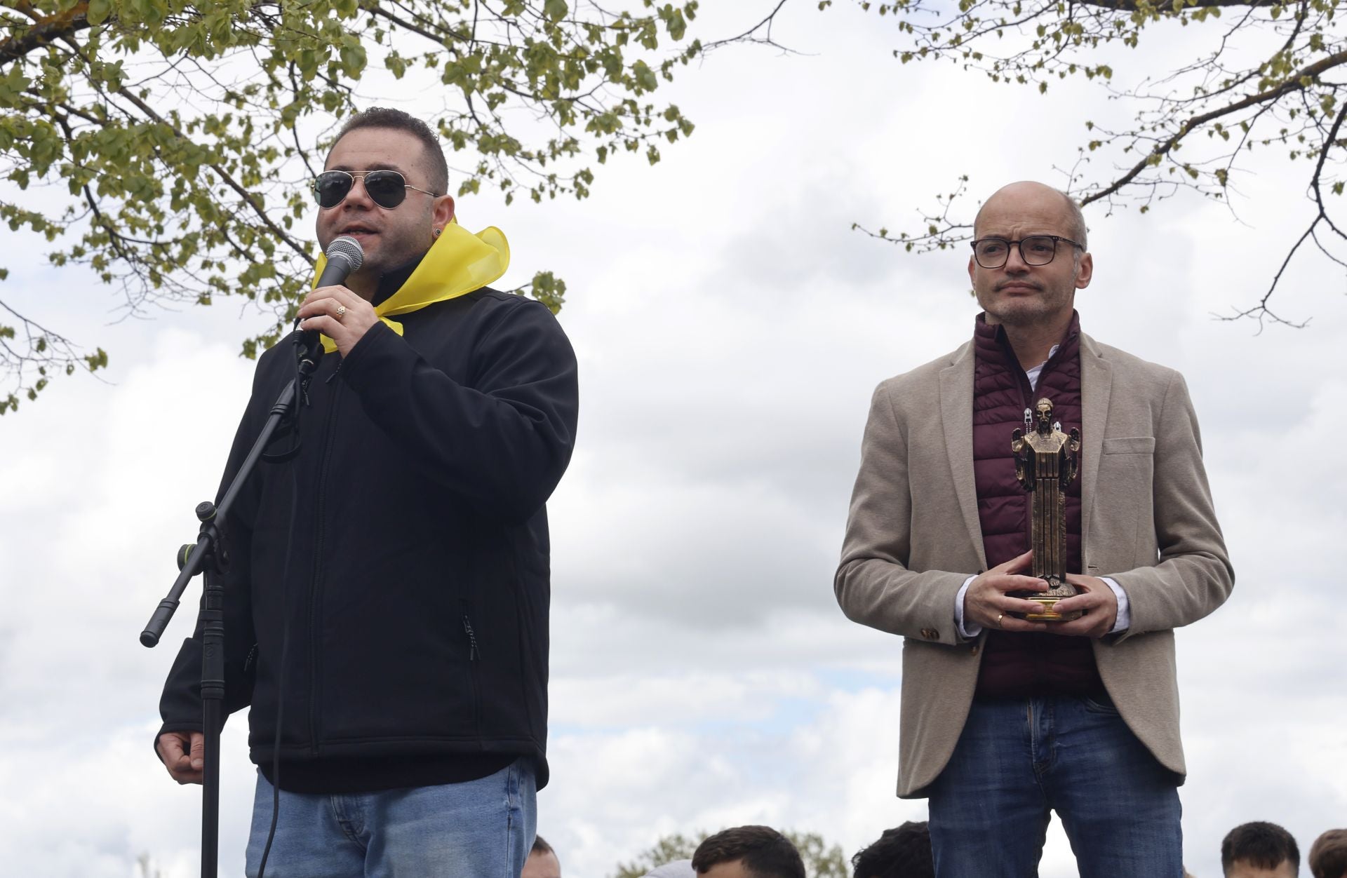 El barrio del Cristo enciende el cohetón de las fiestas