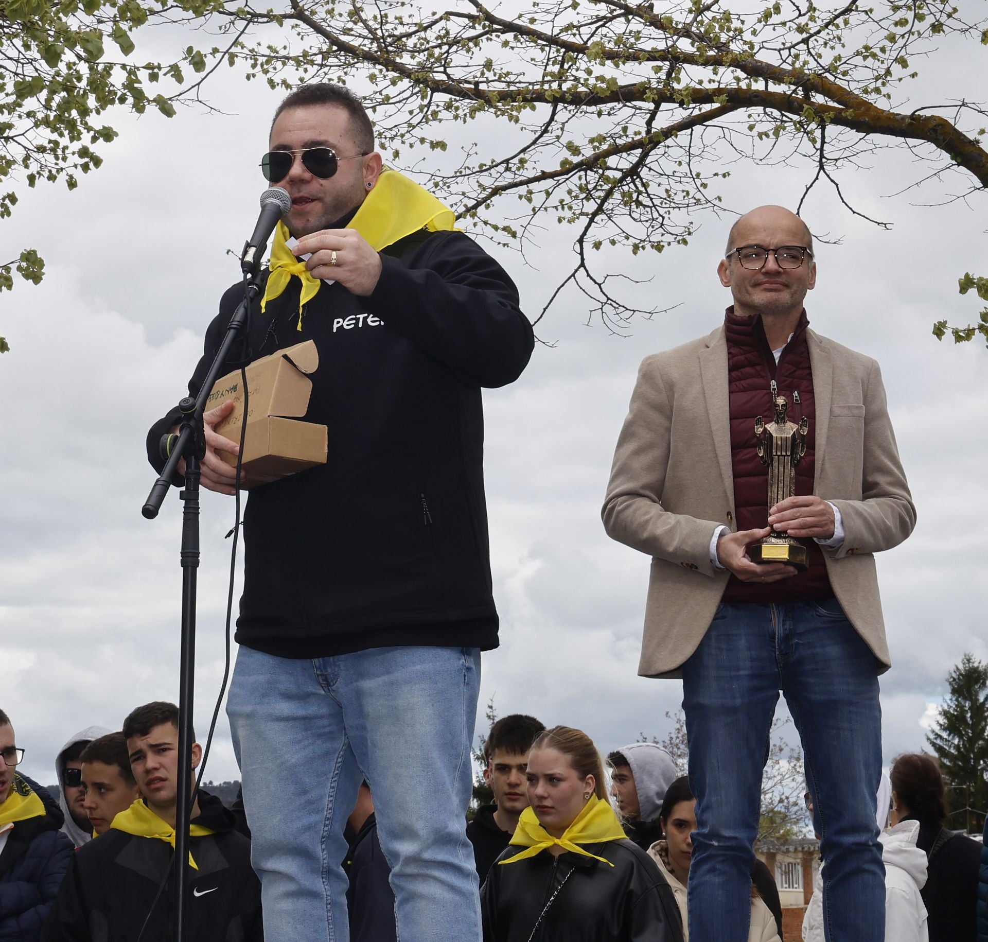 El barrio del Cristo enciende el cohetón de las fiestas