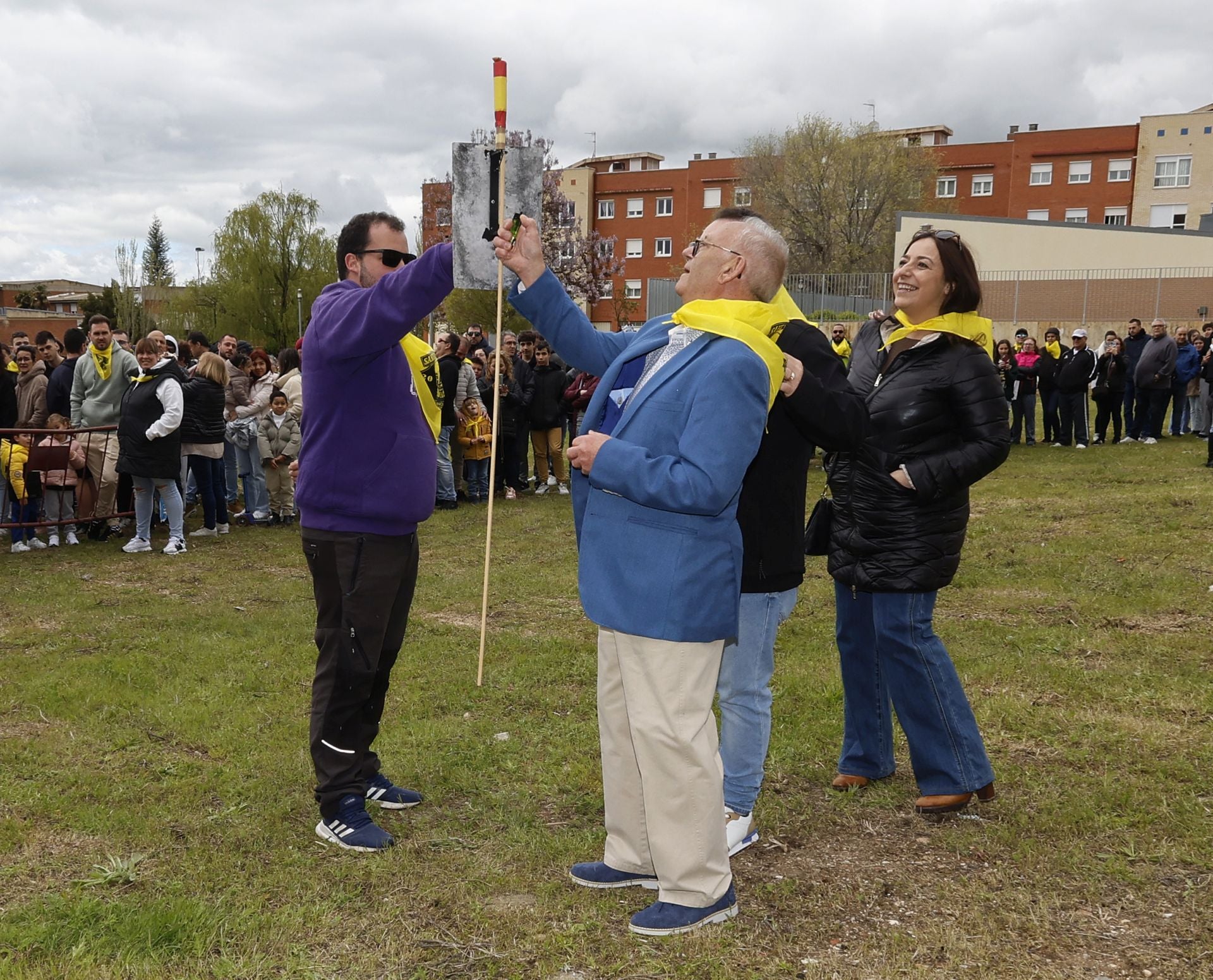 El barrio del Cristo enciende el cohetón de las fiestas