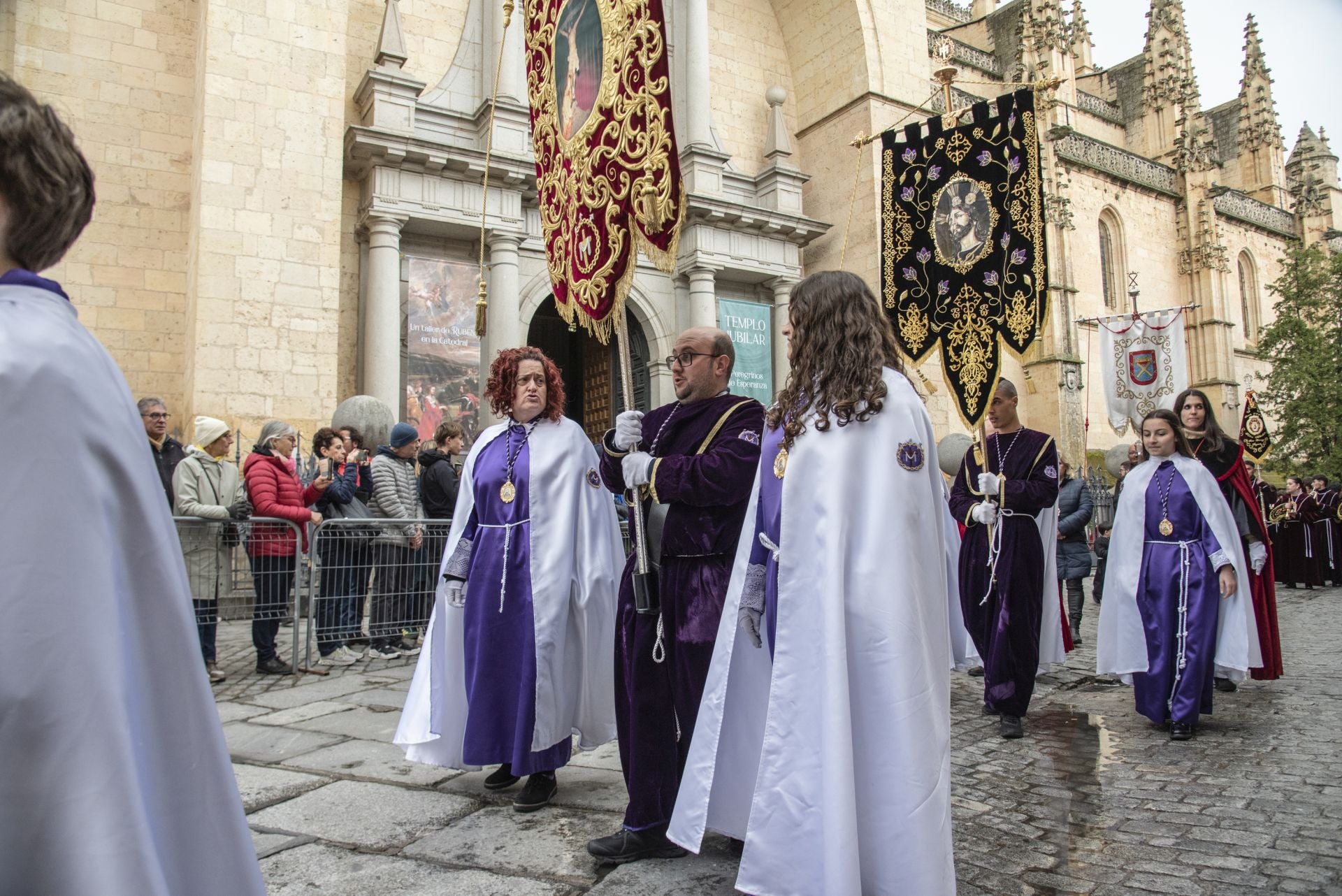 Segovia acompaña la Procesión del Resucitado