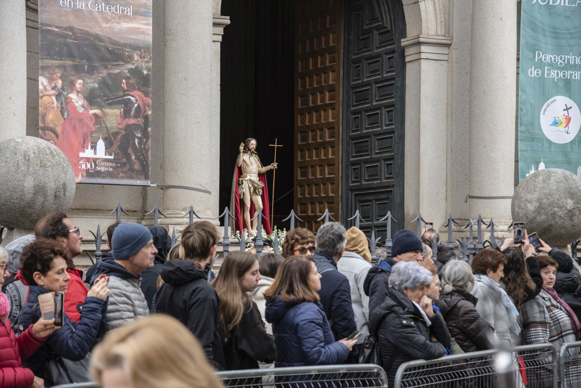 Segovia acompaña la Procesión del Resucitado