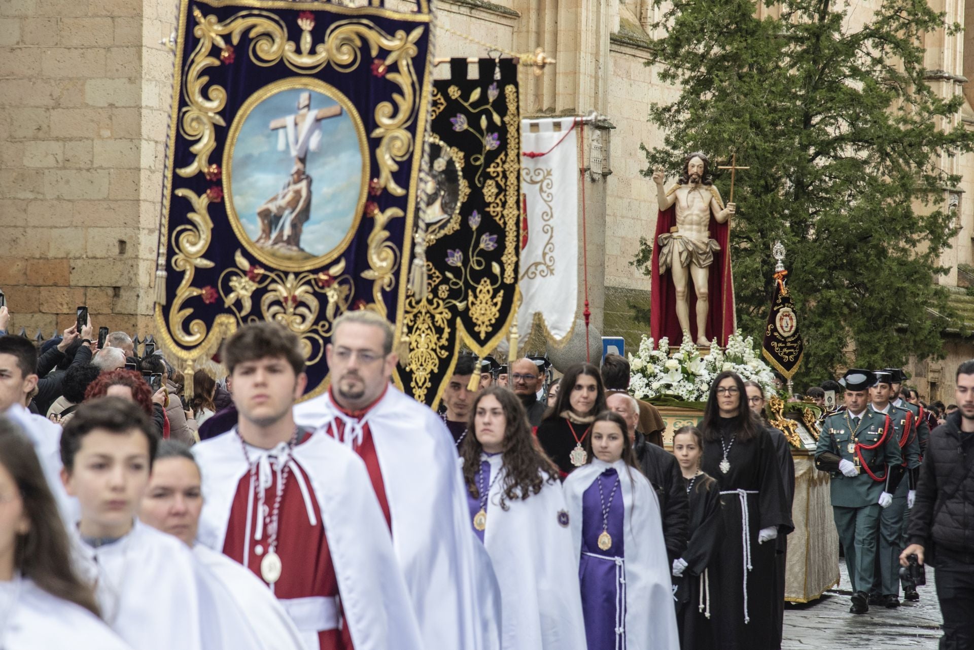 Segovia acompaña la Procesión del Resucitado