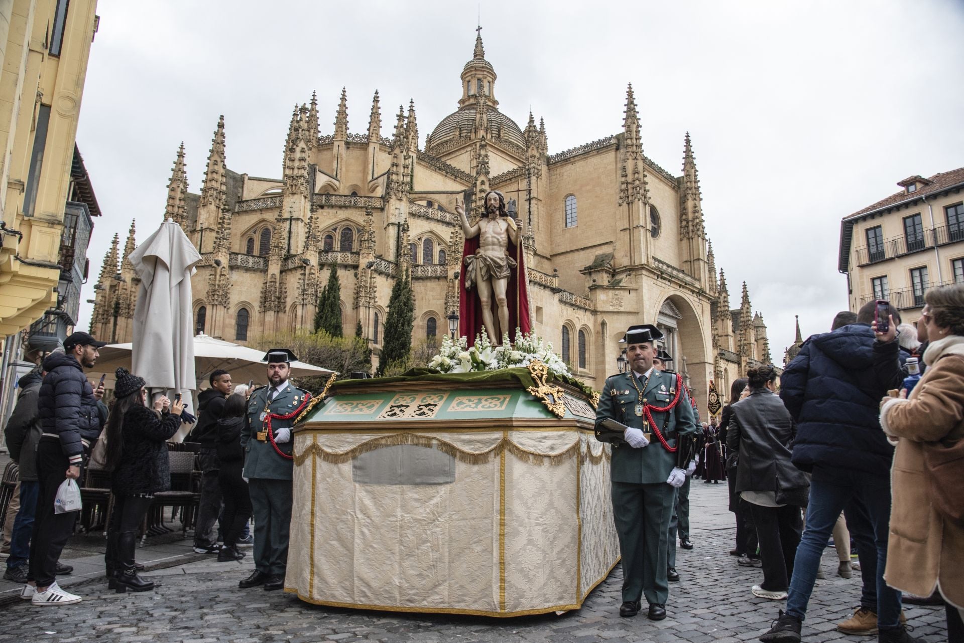 Segovia acompaña la Procesión del Resucitado