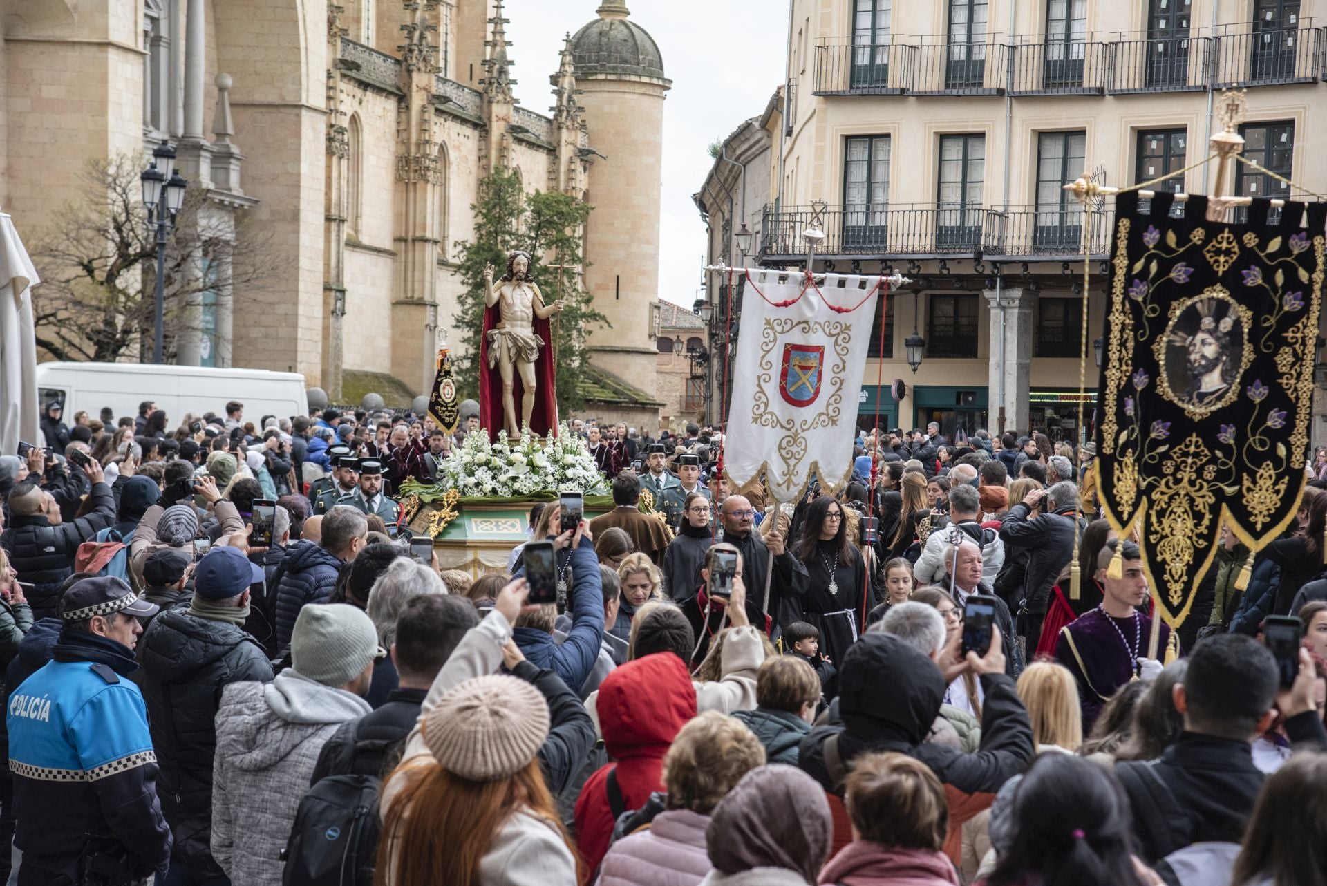 Segovia acompaña la Procesión del Resucitado