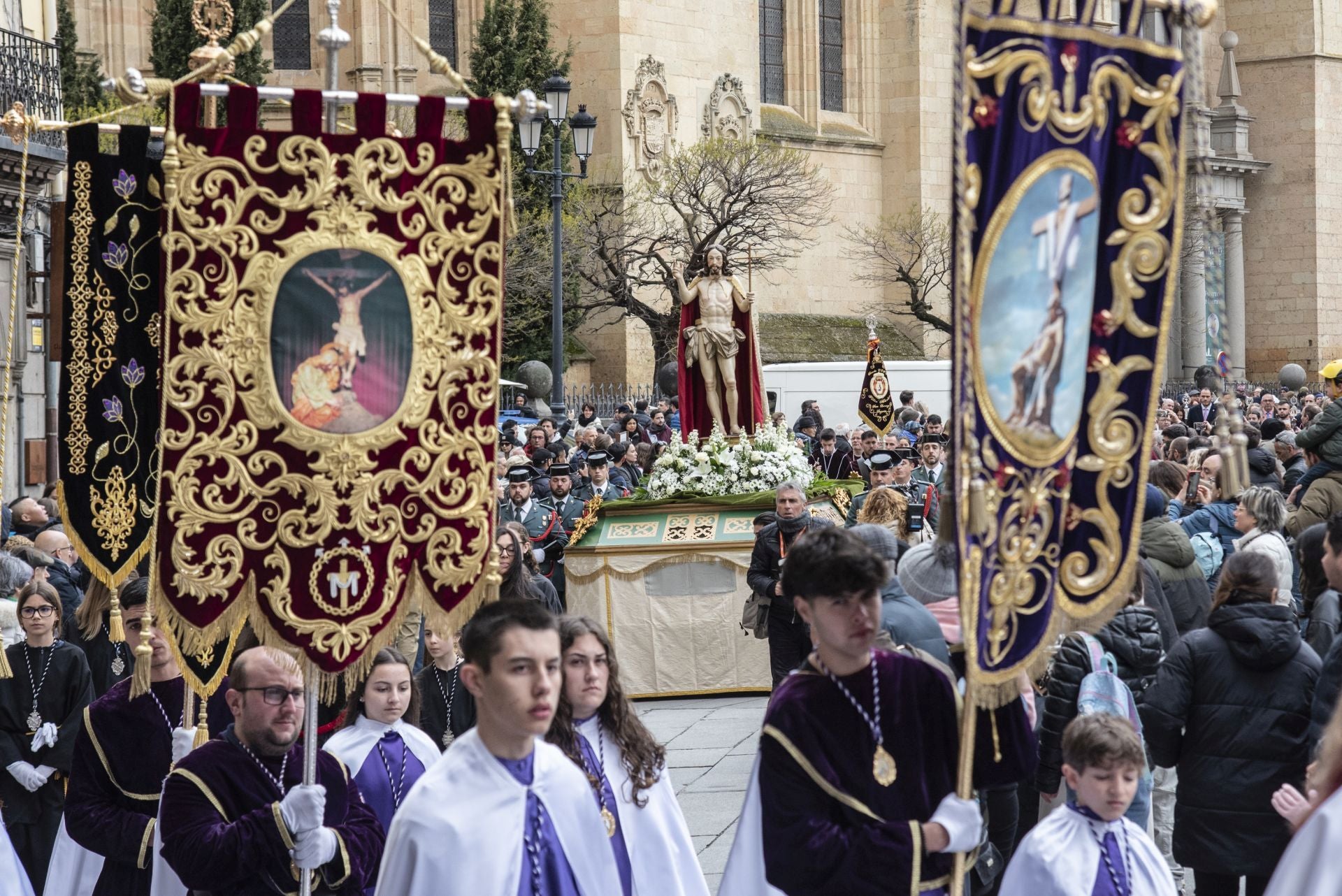 Segovia acompaña la Procesión del Resucitado