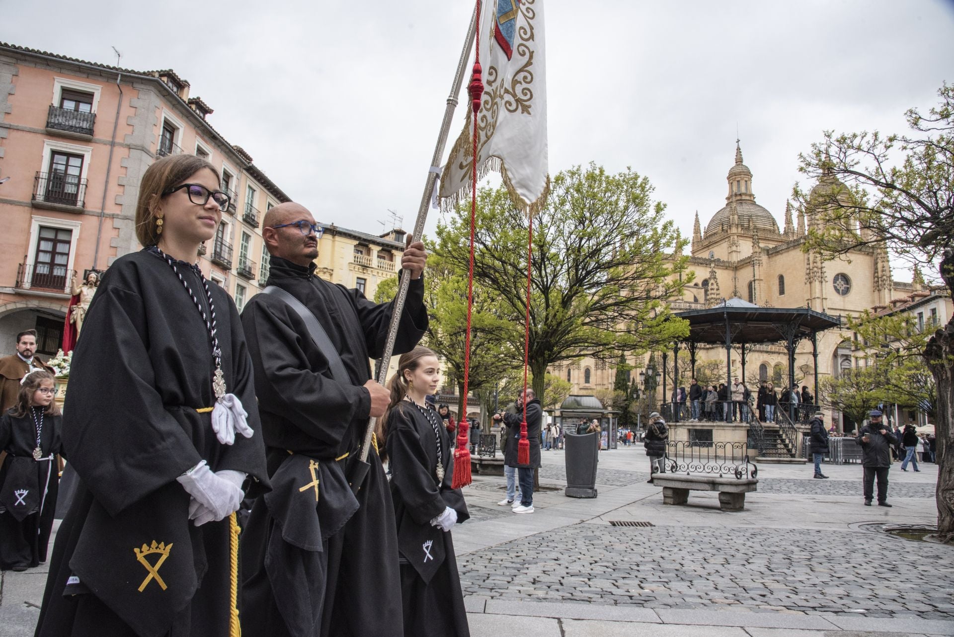 Segovia acompaña la Procesión del Resucitado
