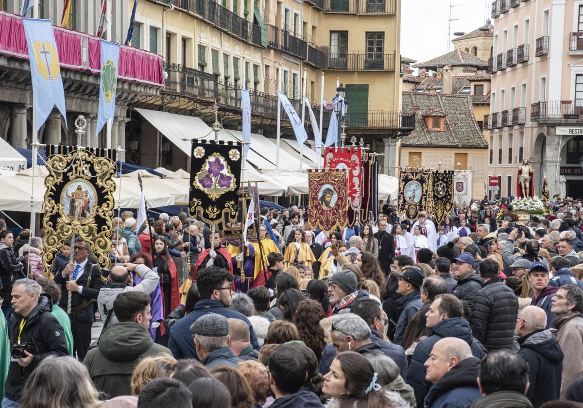 Segovia acompaña la Procesión del Resucitado