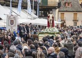 El desfile de estandartes de las cofradías abre el paso del Cristo Resucitado.