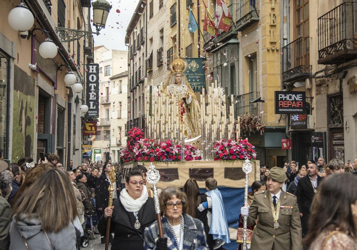 Lluvia de pétalos al paso de la Virgen del Rocío por la Calle Real de Segovia, entrando ya en la Plaza Mayor.