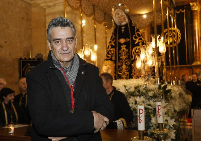 Ricardo Fernández, presidente de la Hermandad de Cofradías Penitenciales de Palencia, este sábado junto a la Virgen de la Soledad.