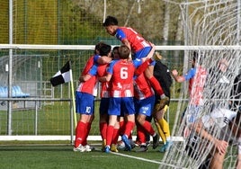 Los jugadores del Tordesillas celebran un gol en Castañares.