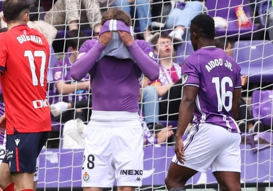 Chuki se tapa la cara, junto a su compañero Aidoo y el rojillo Ante Budimir, durante el Real Valladolid-Osasuna del domingo.