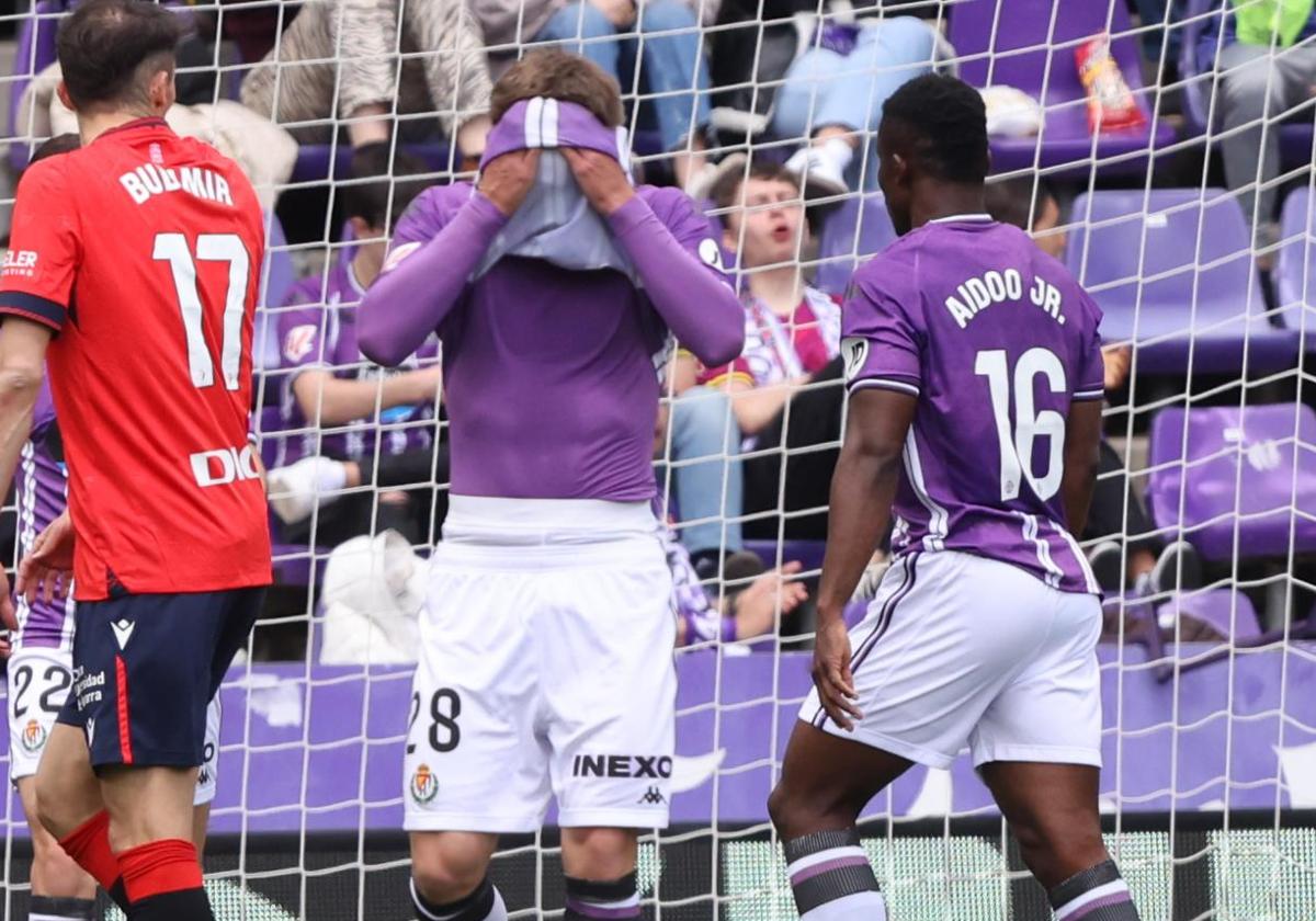 Chuki se tapa la cara, junto a su compañero Aidoo y el rojillo Ante Budimir, durante el Real Valladolid-Osasuna del domingo.