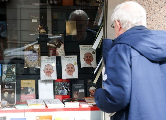Una lectora observa el escaparate con libros de Francisco en la librería Paulinas, en la calle Angustias de Valladolid.