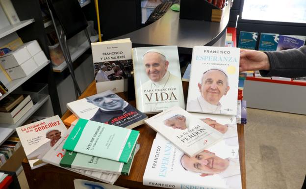 Títulos del Papa Francisco sobre un mostrador.