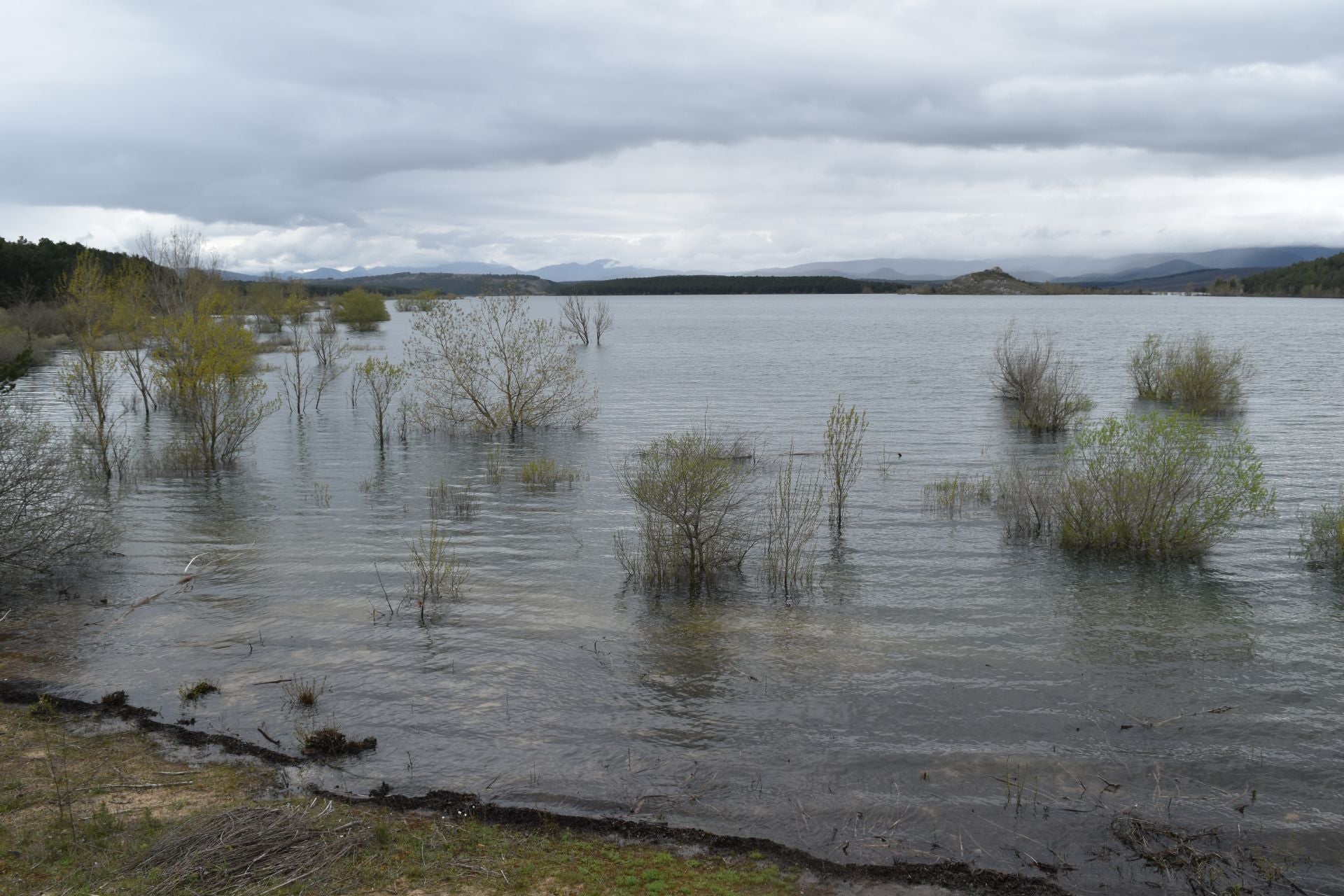 El pantano de Aguilar rebosa