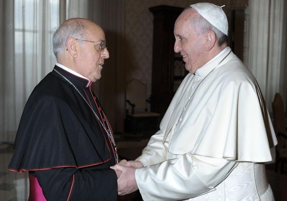 El entonces arzobispo de Valladolid, Ricardo Blázquez, charla con el Papa Francisco durante una visita en el Vaticano en 2014.