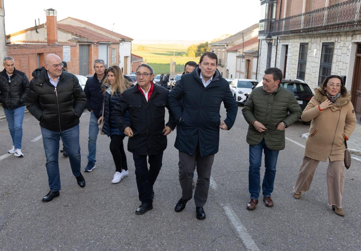 Mañueco no acudirá a Villalar en señal de luto por la muerte del Papa