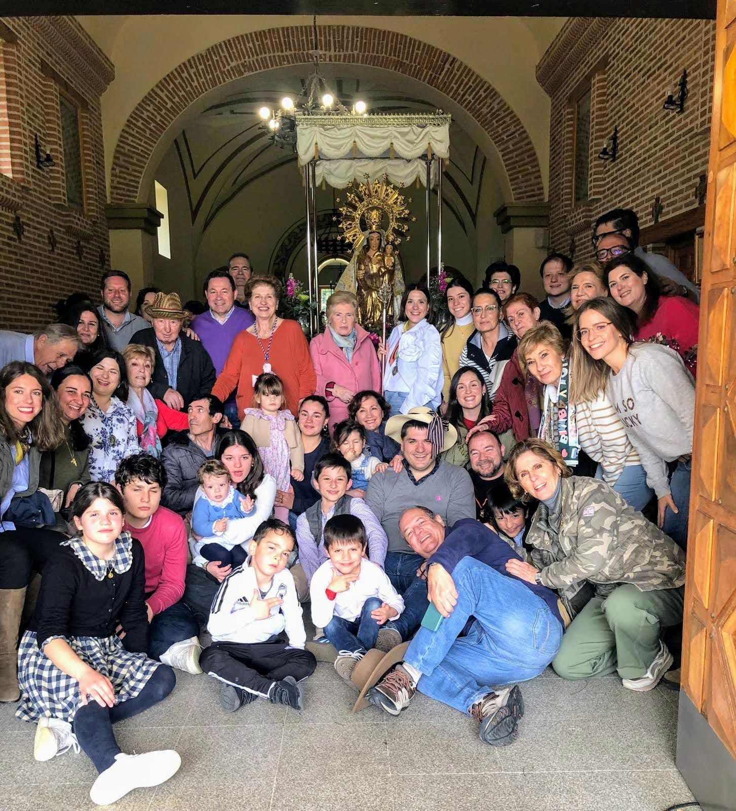 La familia de la Mayordoma de la Virgen de Sacedón posando junto a la imagen.