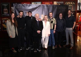 El equipo técnico y artístico de la segunda temporada de 'Memento Mori' posan en la entrada del Teatro Zorrilla.