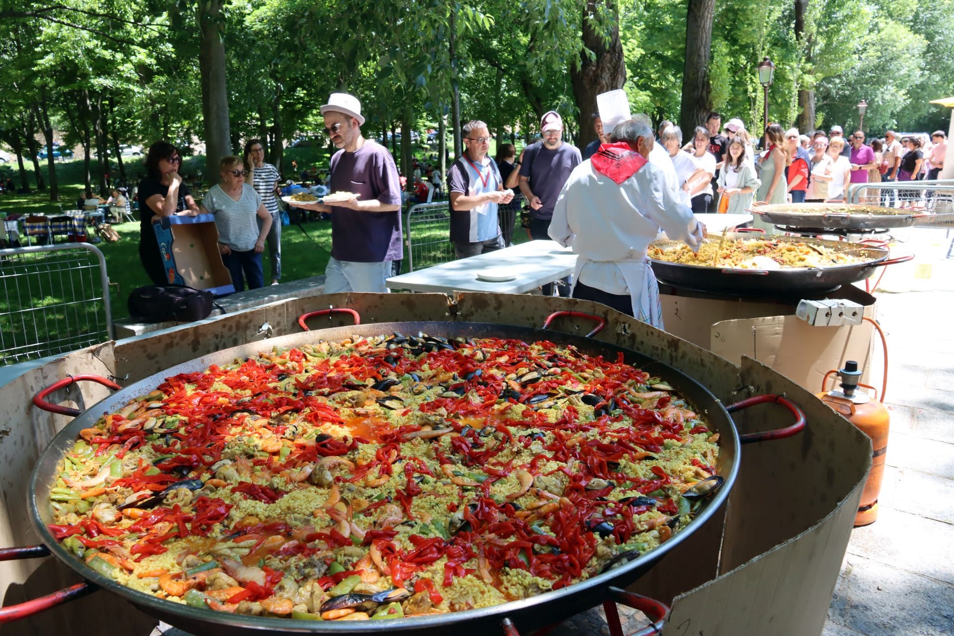 Poner precio más caro para no empadronados en paellas y comidas populares es ilegal