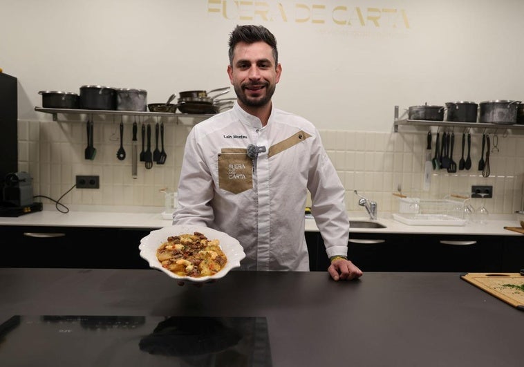El chef Laín Montes en su cocin de Fuera de Carta mostrando sus patatas a la importancia versión 'mar y montaña'