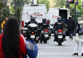 Presencia de la Policía Nacional este lunes en la calle Santiago de Valladolid.