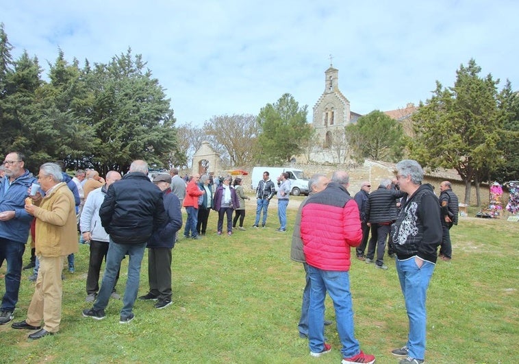 https://s1.ppllstatics.com/elnortedecastilla/www/multimedia/2025/04/21/romeriasanmarcosentorquemada68-kZ3G-U2301526351237KLH-758x531@El%20Norte.jpg