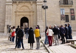 Un grupo de turistas, durante una ruta guiada por Valladolid durante la Semana Santa.