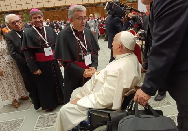 Luis Argüello saluda al Papa Francisco durante el Sinodo de los Obispos el pasado mes de octubre.