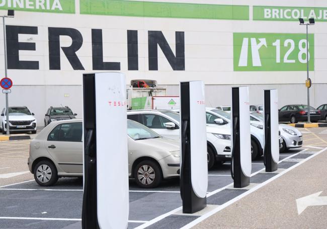 Vehículos de combustión ocupando de forma indebida los puntos de recarga de vehículos eléctricos en Río Shopping.