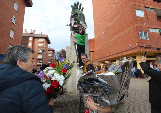 Homenaje a los comuneros desde el monumento de Pan y Guindas