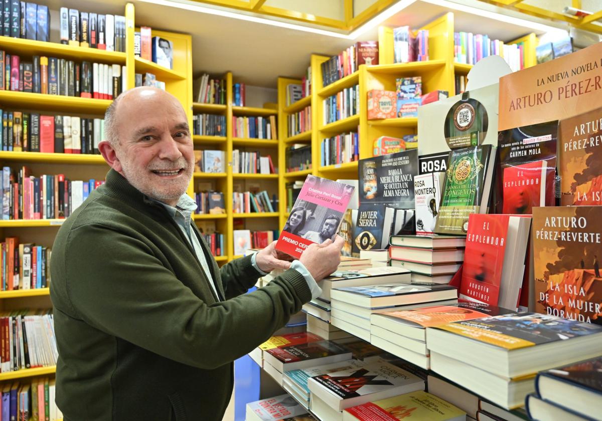 Zapatero sostiene un libro de Cristina Peri Rossi, editado por Menoscuarto.