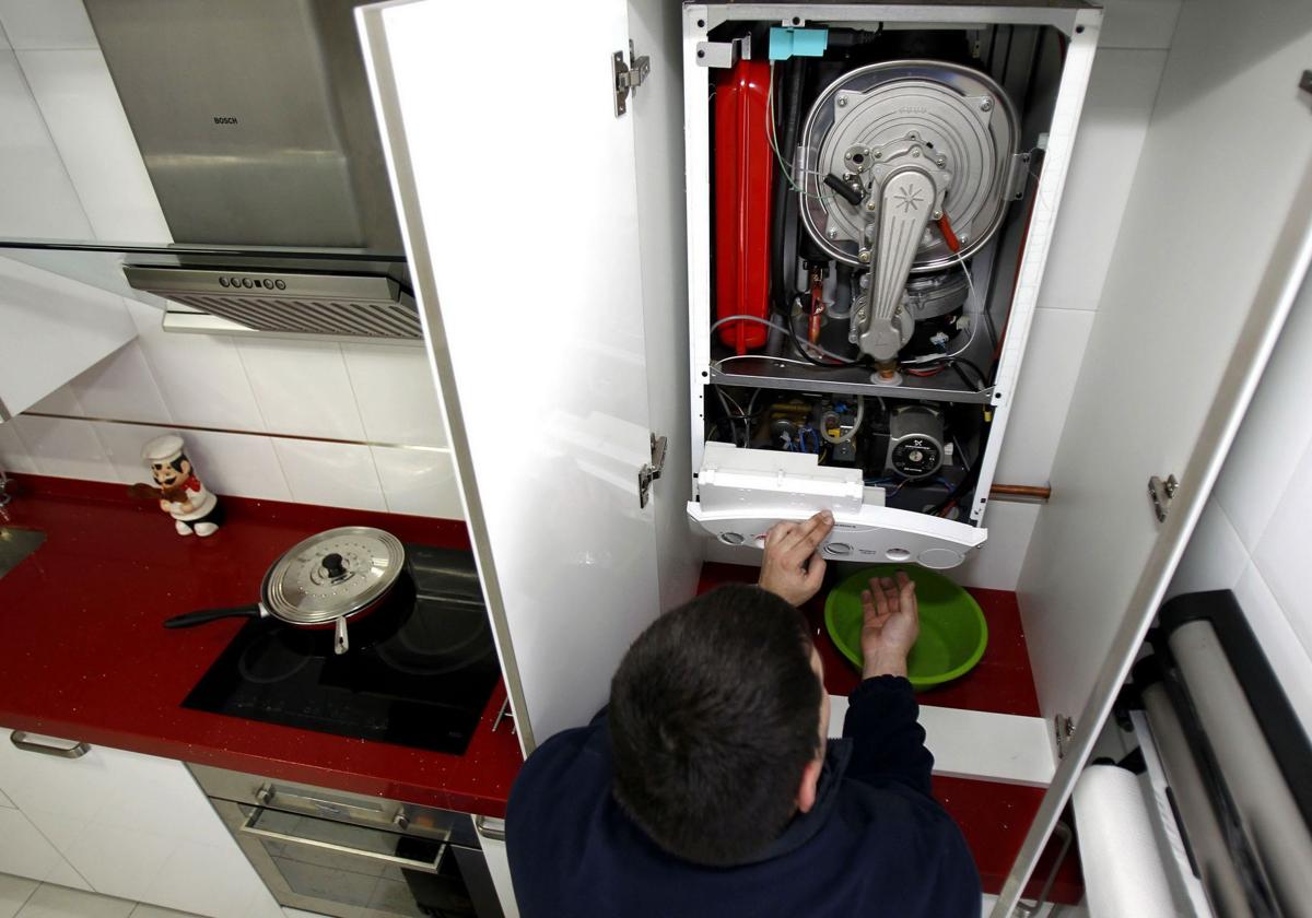 La ayuda para cambiar calderas y calentadores de gas este año, en el aire