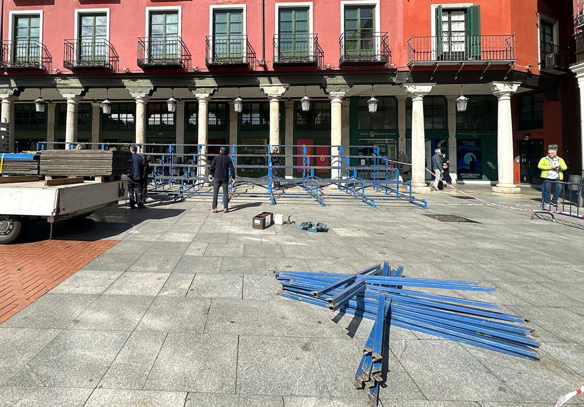 El desmontaje de las gradas de Semana Santa despeja la Plaza Mayor
