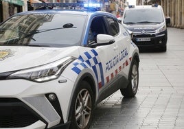 La Policía insta a una mujer a abandonar el lugar en el que acosaba a su expareja