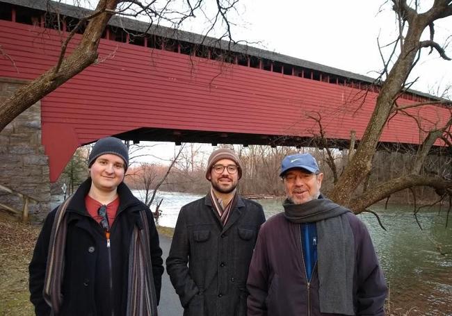 Jesús Rodríguez junto a sus hijos Mathew y James junto al Puente Cubierto Rojo en Berks (Pensilvania)