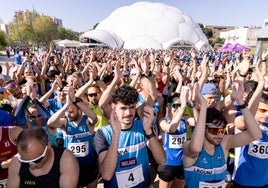 Los participantes en el evento conjunto aplauden por la inclusión plena para las personas con discacidad intelectual.