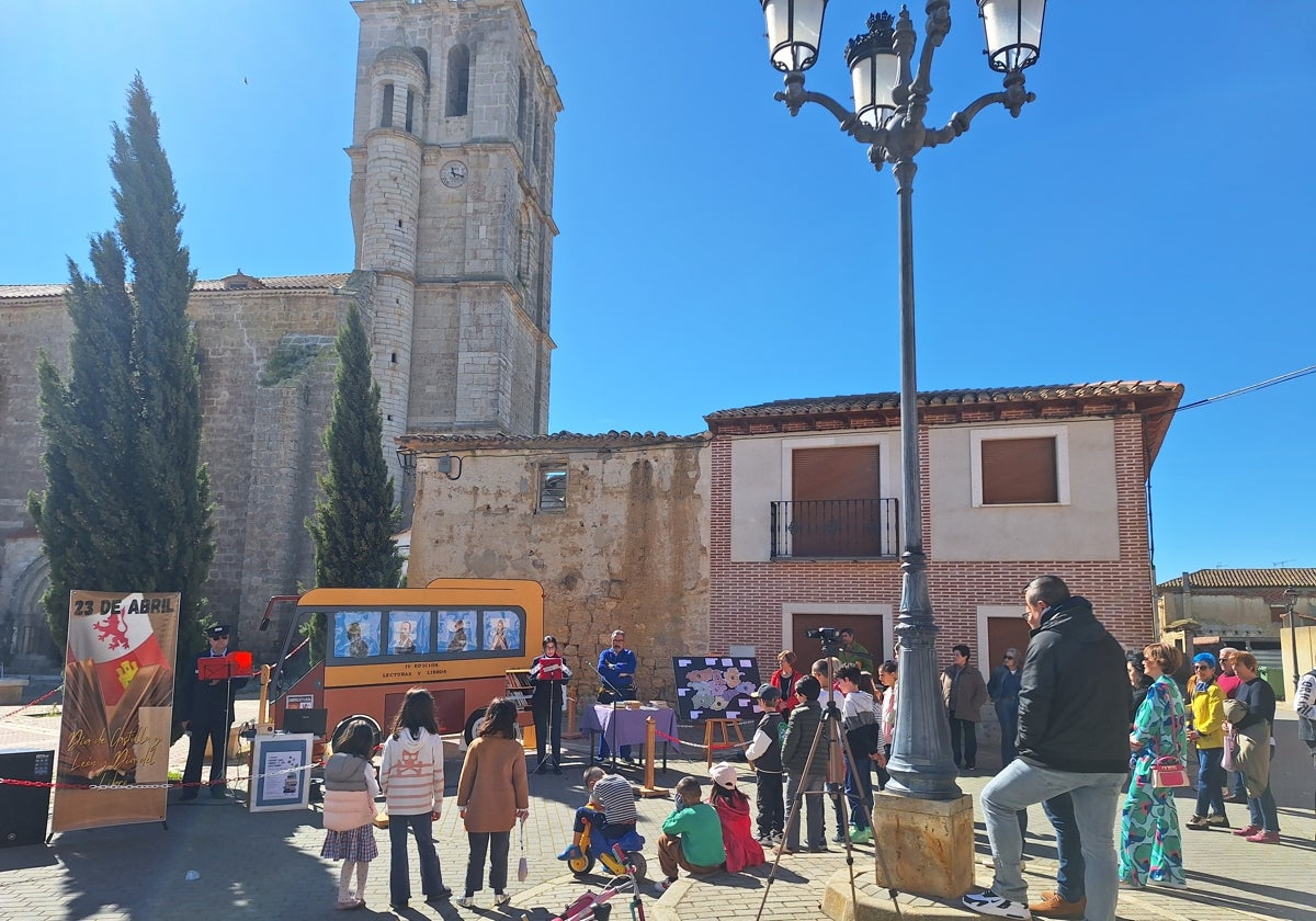 La plaza Mayor acogió la presentación de los escritores regionales