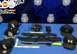 Material incautado a las bandas latinas por parte de la Policía en una operación reciente.