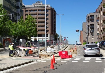 Obras en festivo, un embudo y otro carril cortado en Parquesol