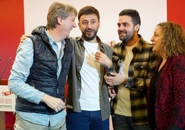 Fran Díaz, entre Carlos Martínez y el nuevo secretario autonómico de Juventudes Socialistas, Diego Vallejo, en presencia de Iratxe García.