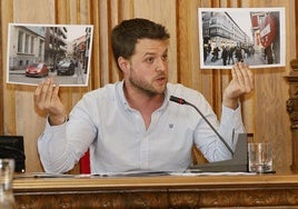 El concejal de Urbanismo muestra fotos de Don Sancho y La Cestilla, antes y después del cierre al tráfico.