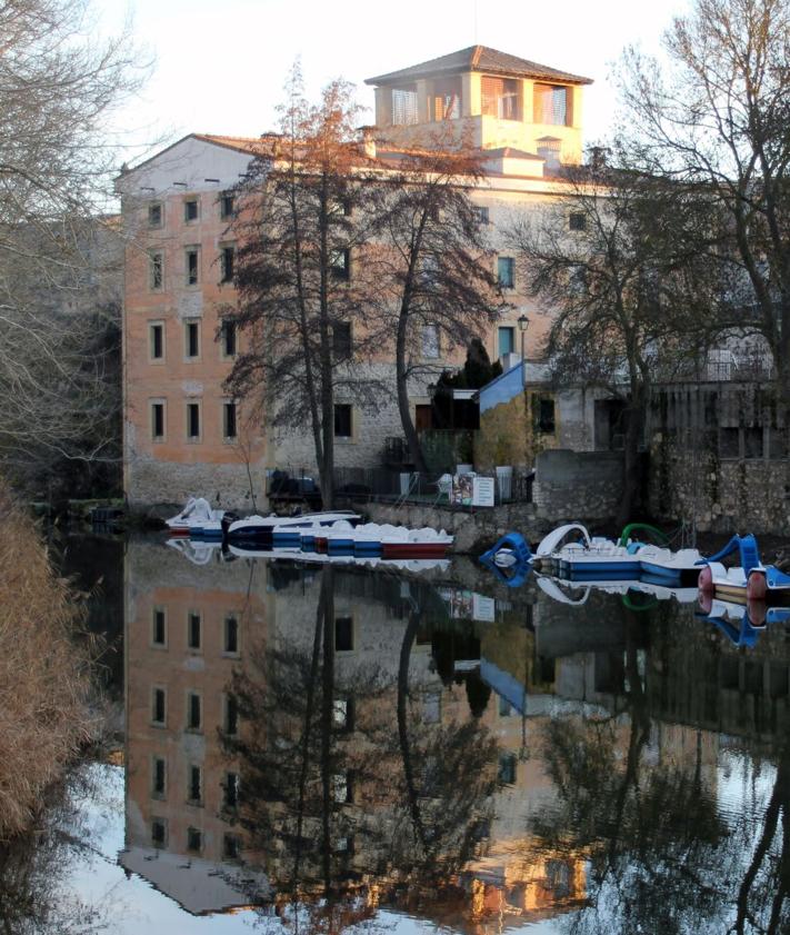 Imagen secundaria 2 - Arriba, mujeres de Cantalejo fabricando trillos. Abajo, silo de Segovia y Molino del Duratón, en San Miguel de Bernuy.