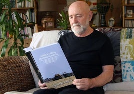 Banjamín Redondo, con su libro.