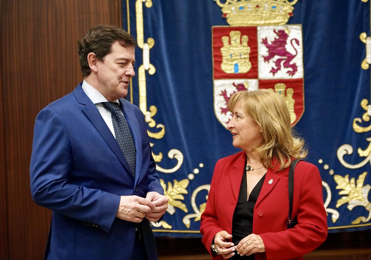 Alfonso Fernández Mañueco conversa con Ana del Ser