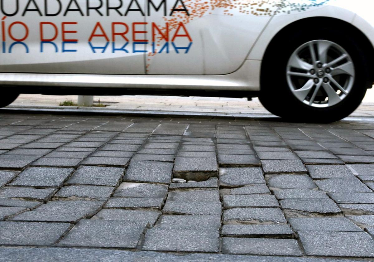 Uno de los baches de la avenida Padre Claret.