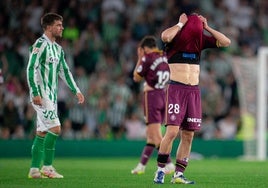 Chuki se tapa la cara tras consumarse el descenso en Sevilla.
