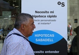 Una entidad bancaria muestra los precios de sus hipotecas en Segovia, en una imagen de archivo.