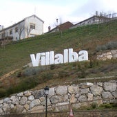 Desde una ladera, las letras con el nombre de la localidad dan la bienvenida.